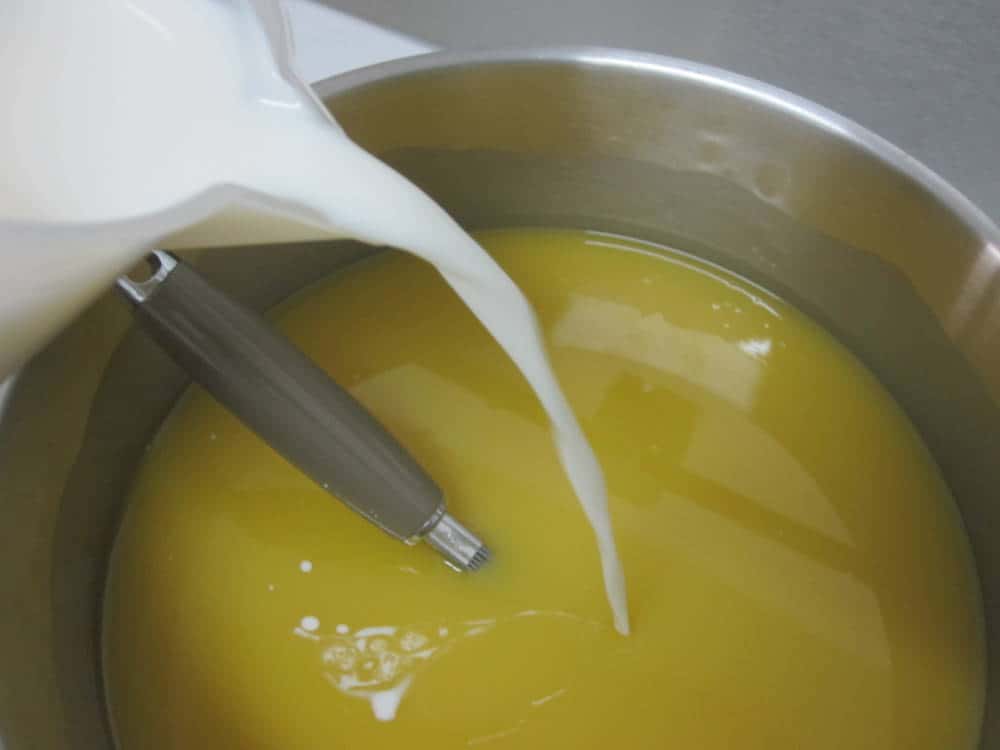 Le lait de chèvre est intégré frais.